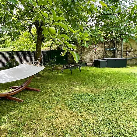 Maisons De Campagne. Vert. *