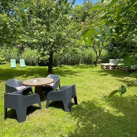 Maisons De Campagne. Vert. Brigné