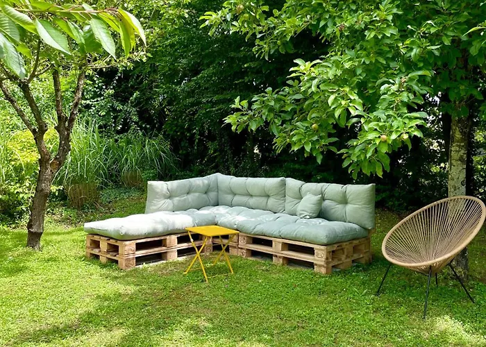 Maisons De Campagne. Vert. Tatil Evi Brigne