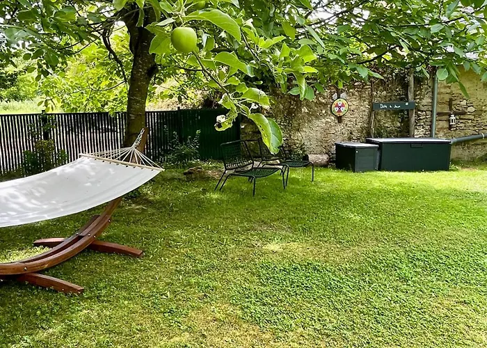 Maisons De Campagne. Vert. *