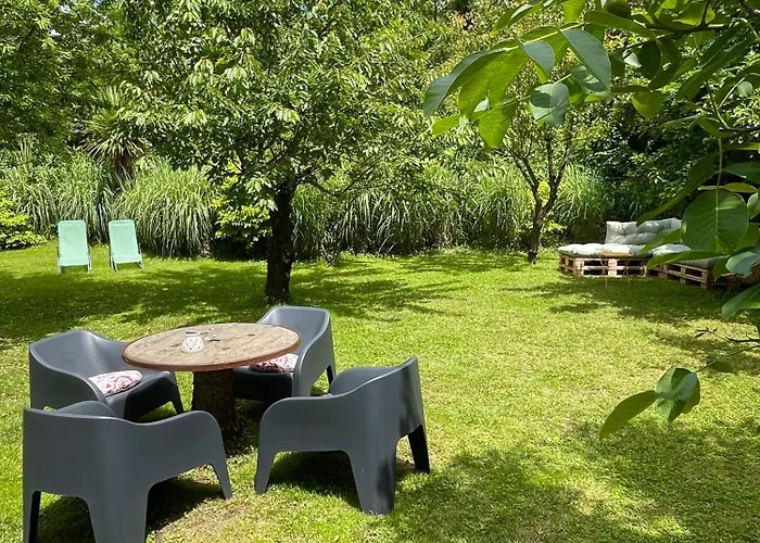 Maisons De Campagne. Vert. Brigne